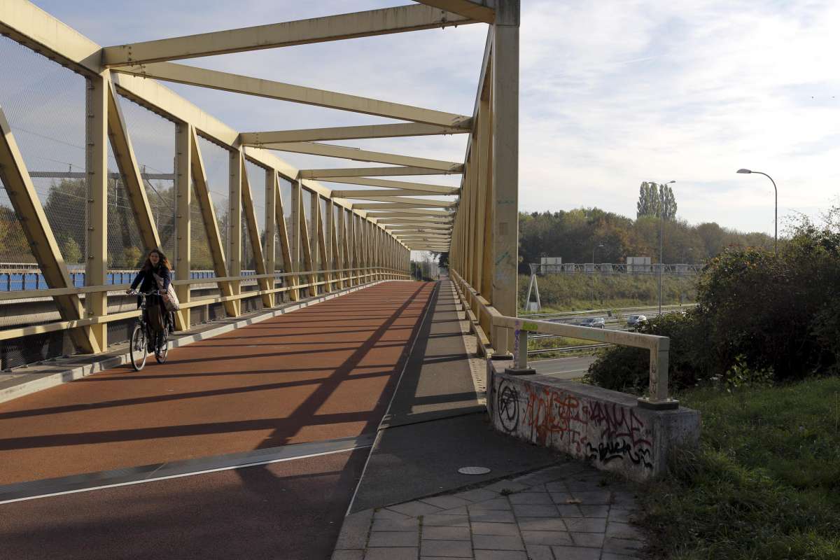 tussen de rails, fietsstraat over a 27